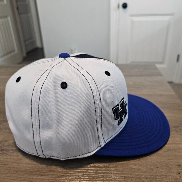 Vintage University of Kentucky Wildcats Fitted Hat 7 1/4 White Blue UK Flat Bill - Picture 6 of 11
